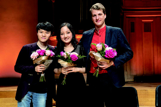 퀸 엘리자베스 콩쿠르 첼로 부문 수상자들. (사진 왼쪽부터)이바이 첸(2위·중국), 최하영(1위·한국),  마르셀 요하네스 키츠(3위·에스토니아).